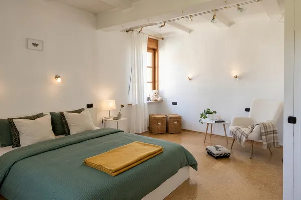 Heiligenburg – Großzügiges Schlafzimmer mit Doppelbett und Sitzecke
